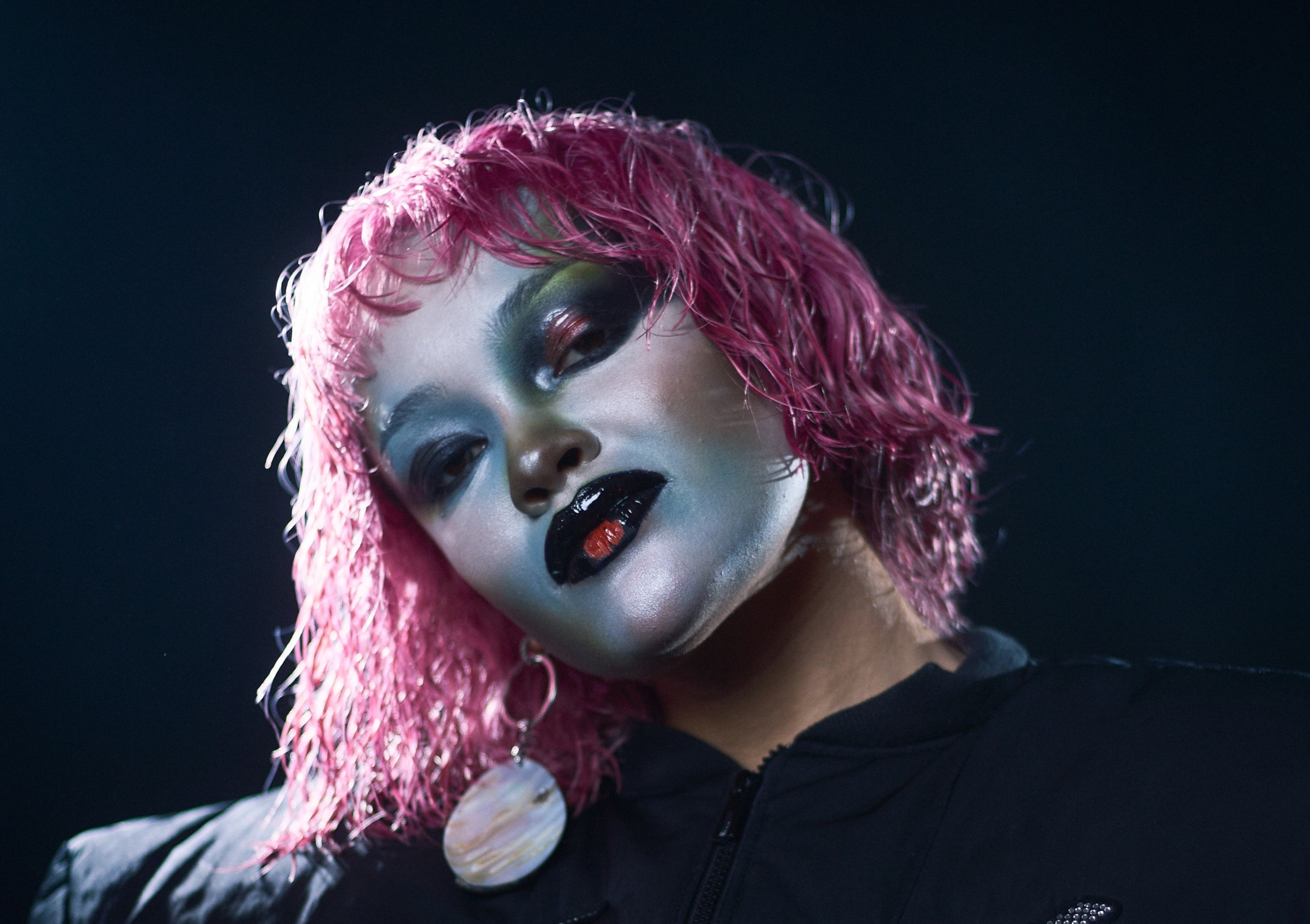 w-3224h-2274-d9969f-w-3584h-2547-e6b1ab-BildArtwork_DanielaRathana_Credit_SionSareld (1).jpg