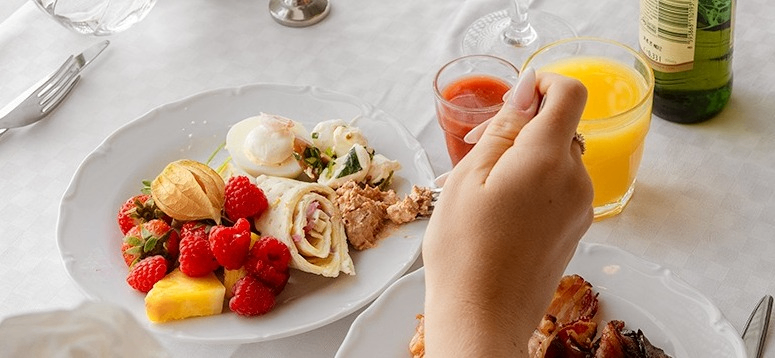 w-775h-358-476fc3-w-864h-360-d01913-0G3A9546 gäst vid bord med tallrik.jpg