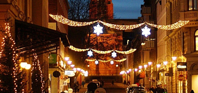 w-841h-396-bbc20e-w-960h-400-f37aac-Julbelysning_kyrkogatan_FB.JPG