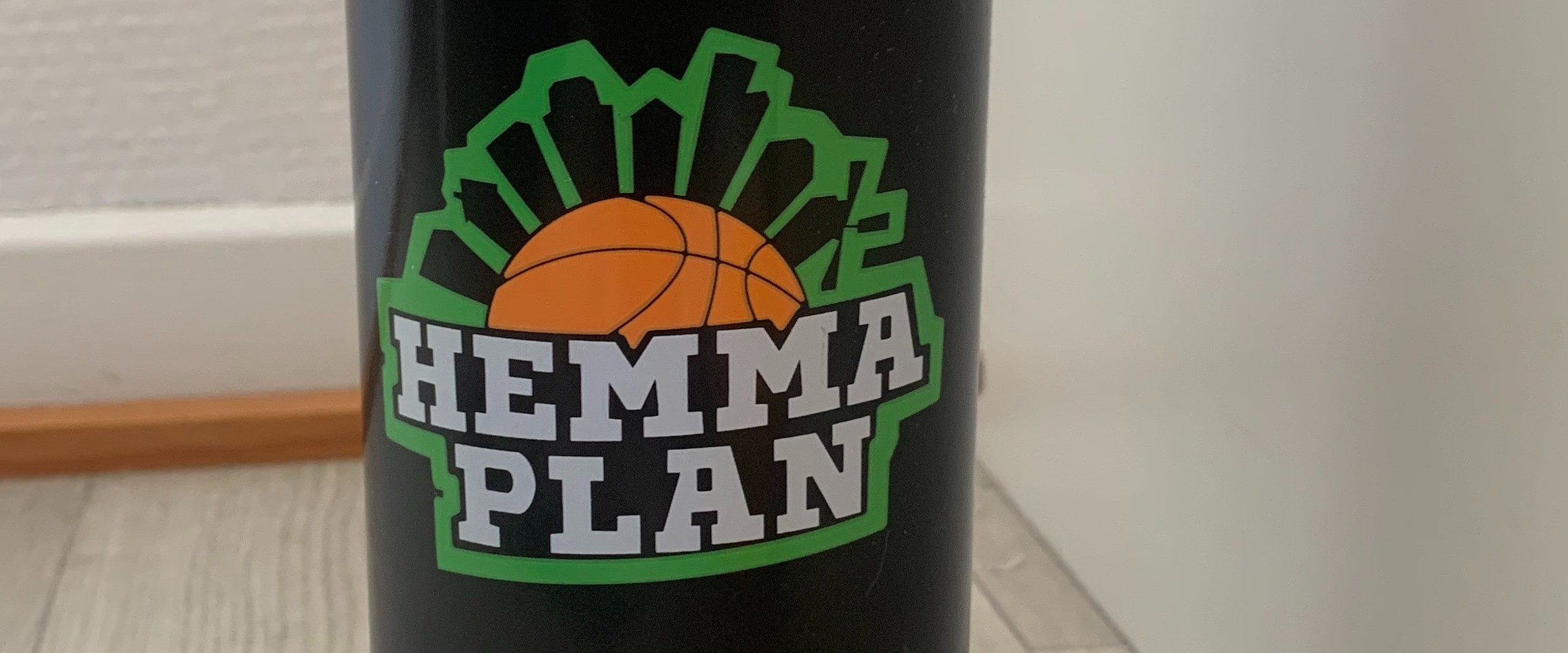 Hemmaplans logga på svart bakgrund