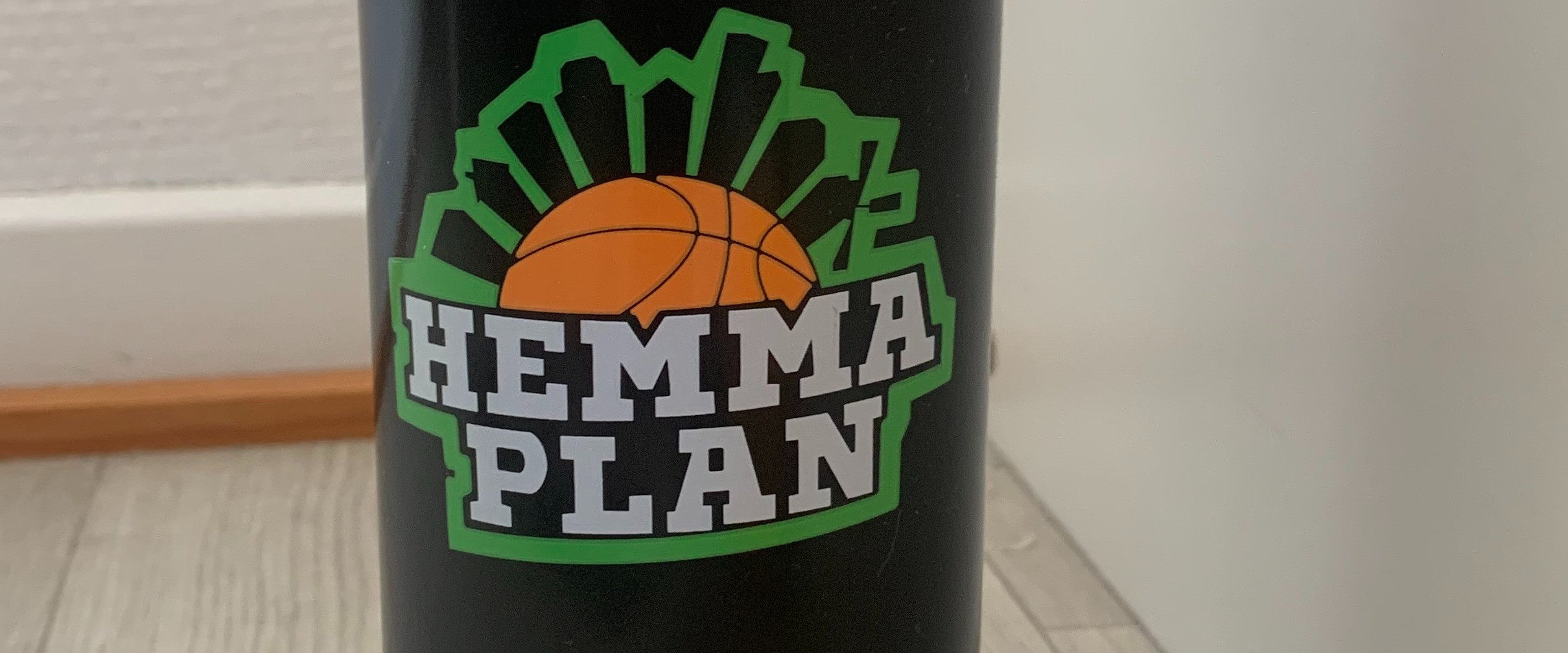 Hemmaplans logga på svart bakgrund