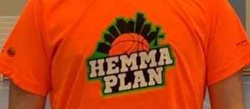 Del av en orange t-shirt med Hemmaplansloggan