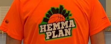 En del av en t-shirt med Hemmaplansloggan