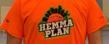 En del av en t-shirt med Hemmaplansloggan