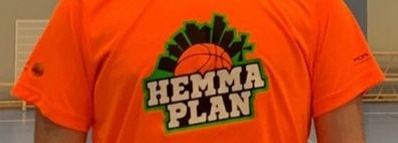 En del av en t-shirt med Hemmaplansloggan