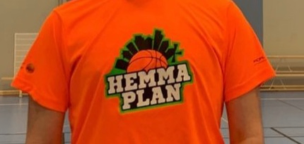 Bild på en t-shirt med Hemmaplans logga på bröstet