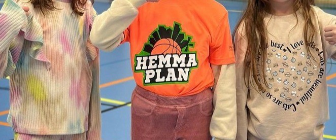 Hemmaplans logga på en t-shirt i en idrottshall