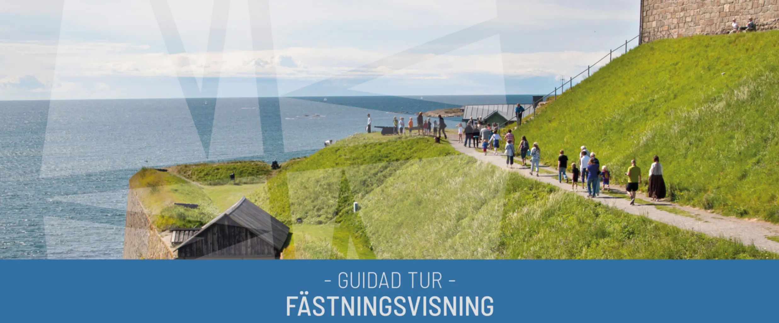 vy över sydvästra sidan av Varbergs fästning, sedd uppifrån fästningsvallarna. En grupp människor går längs med en gångväg, ovanför dem skymtar en av slottets väggar. Framför dem syns havet. 
