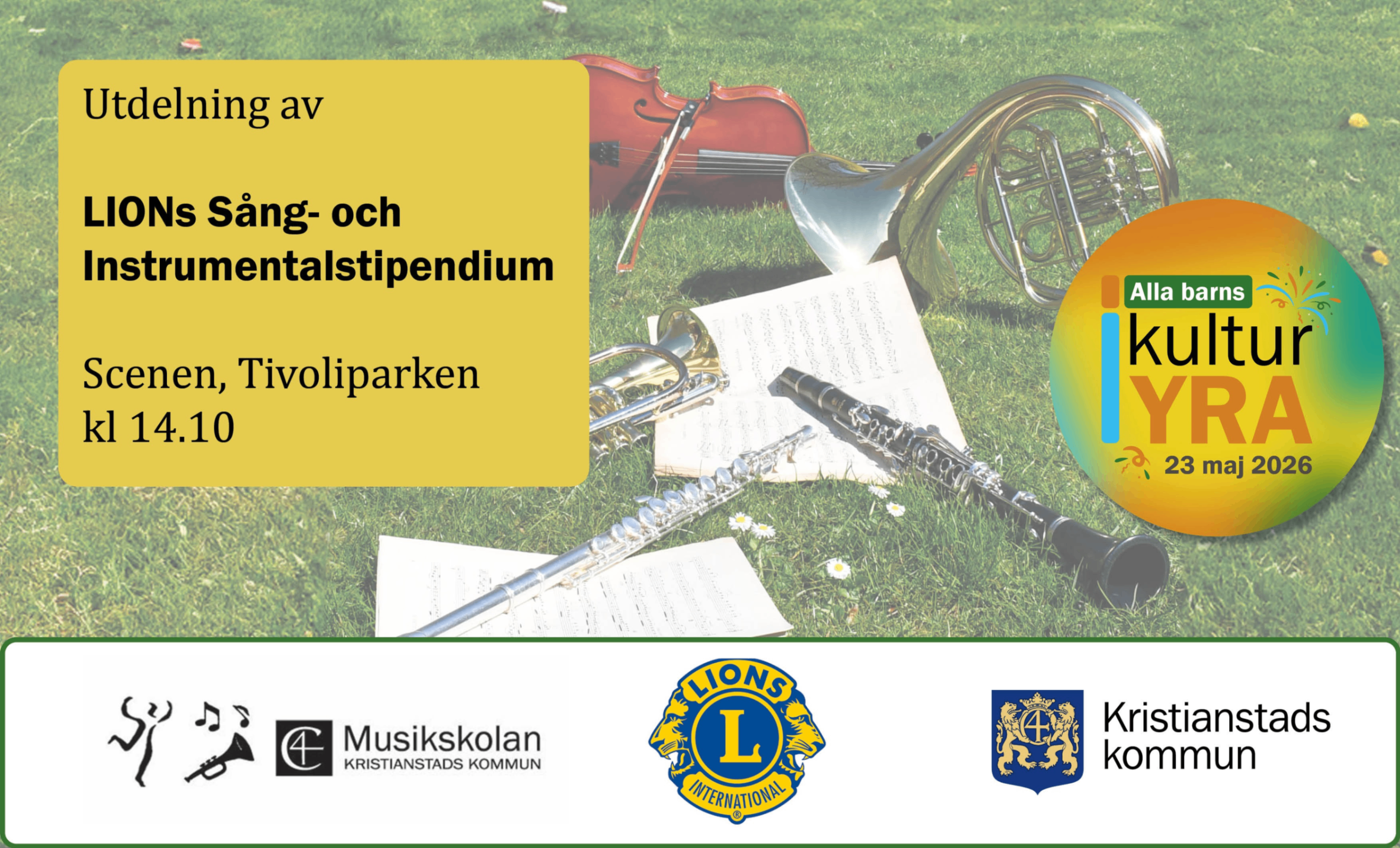 Cello, valthorn, trumpet, klarinett och tvärflöjt som ligger i gräset tillsammans med notblad. 