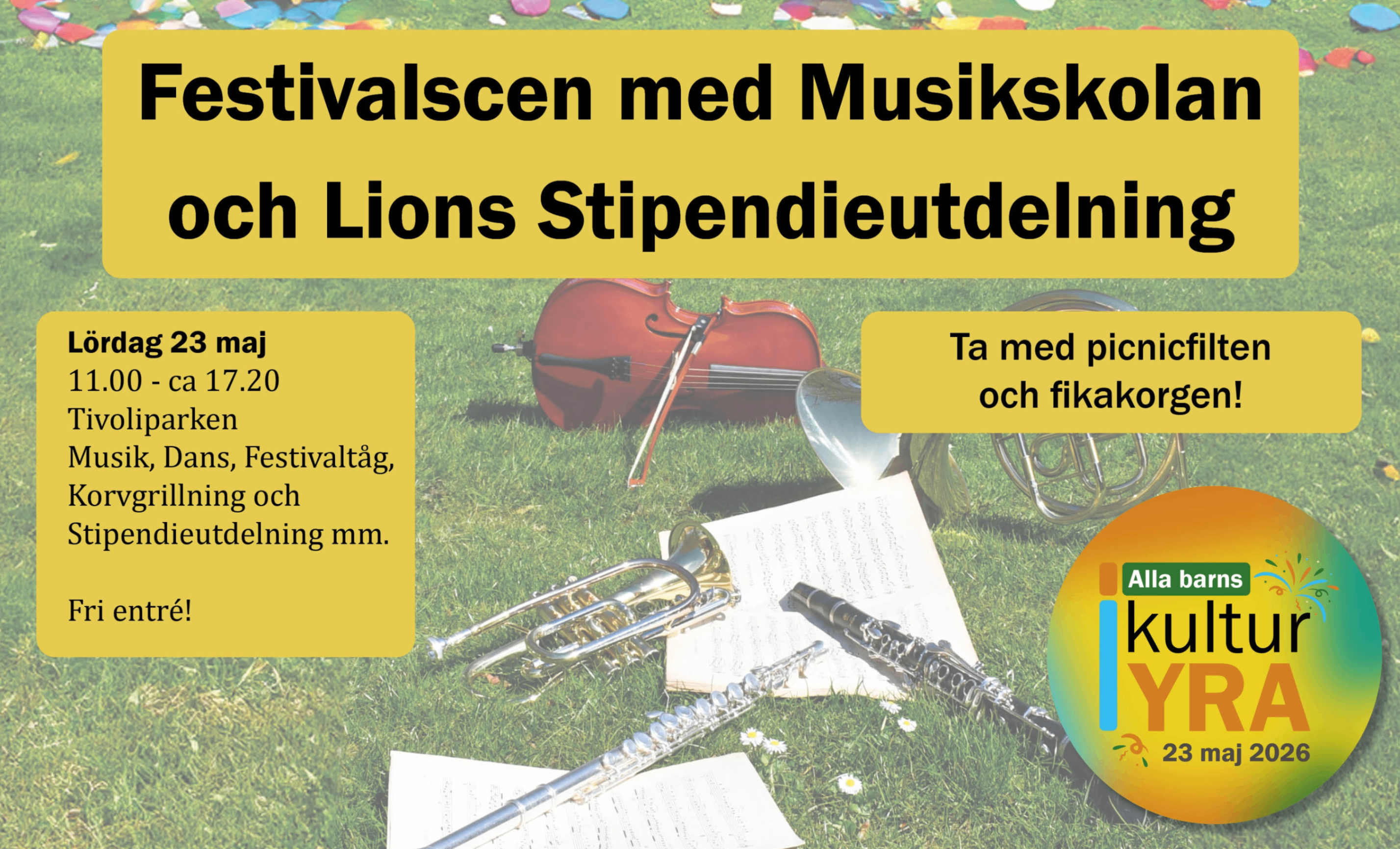 Cello, valthorn, trumpet, klarinett och tvärflöjt som ligger i gräset tillsammans med notblad. 