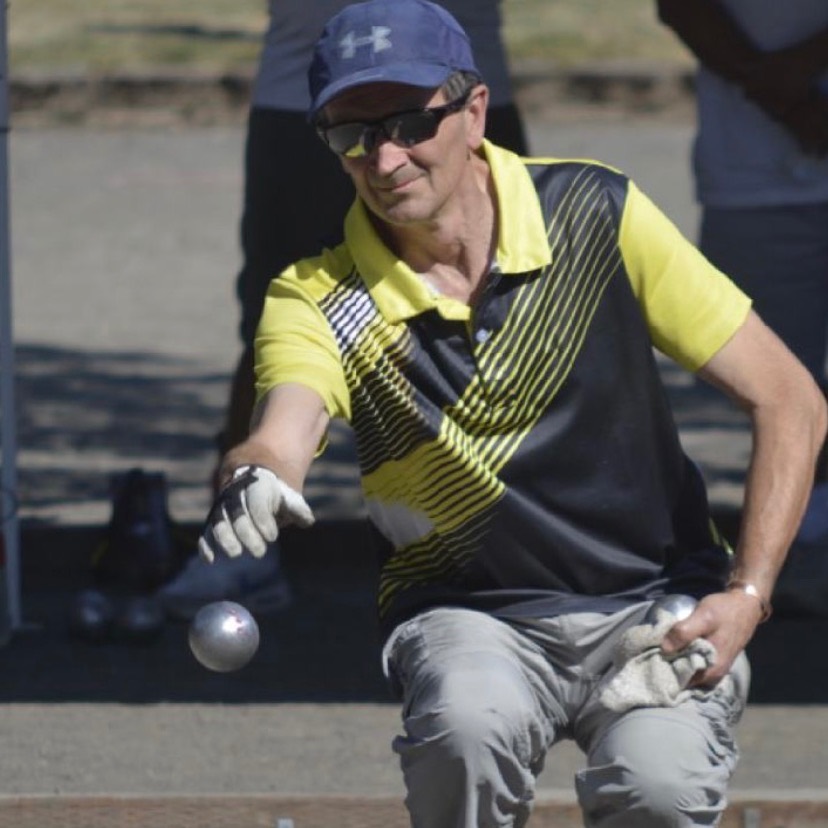 Pascal Tisseur pointing his boule.