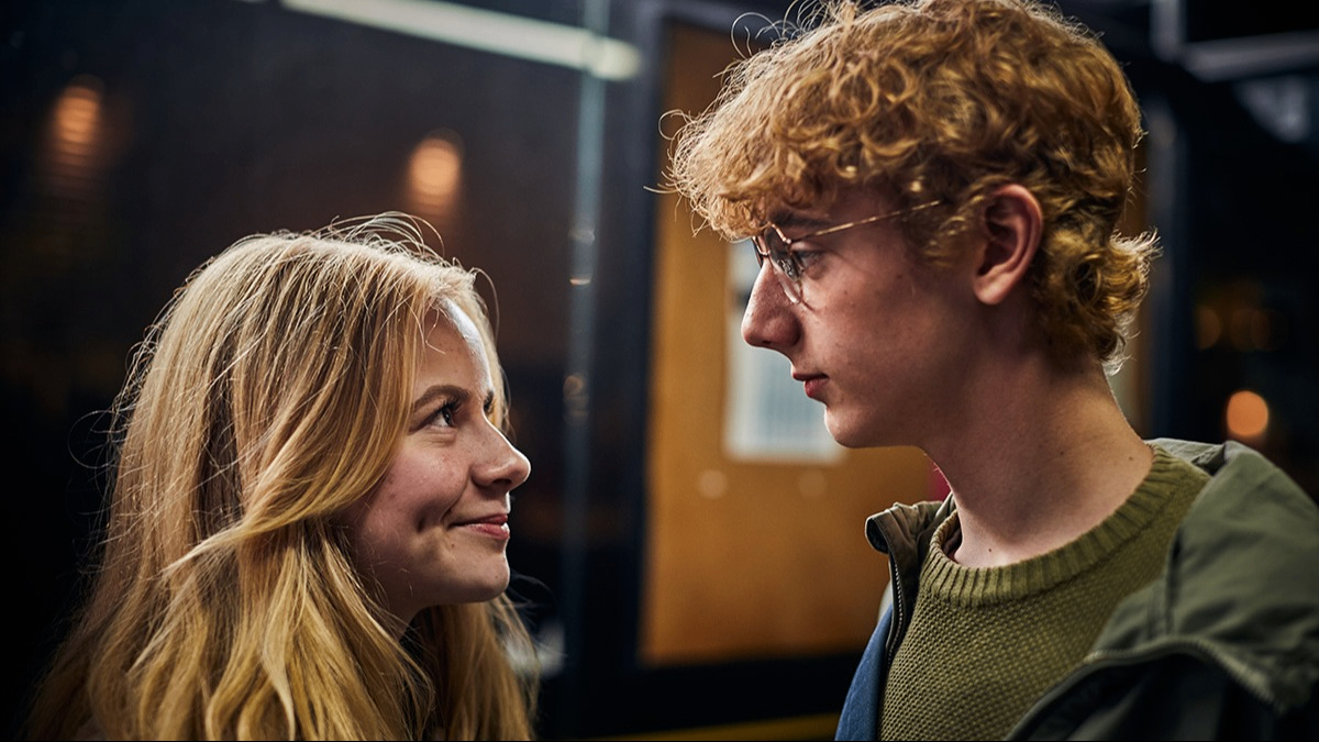 pojke och flicka tittar varandra i ögonen.