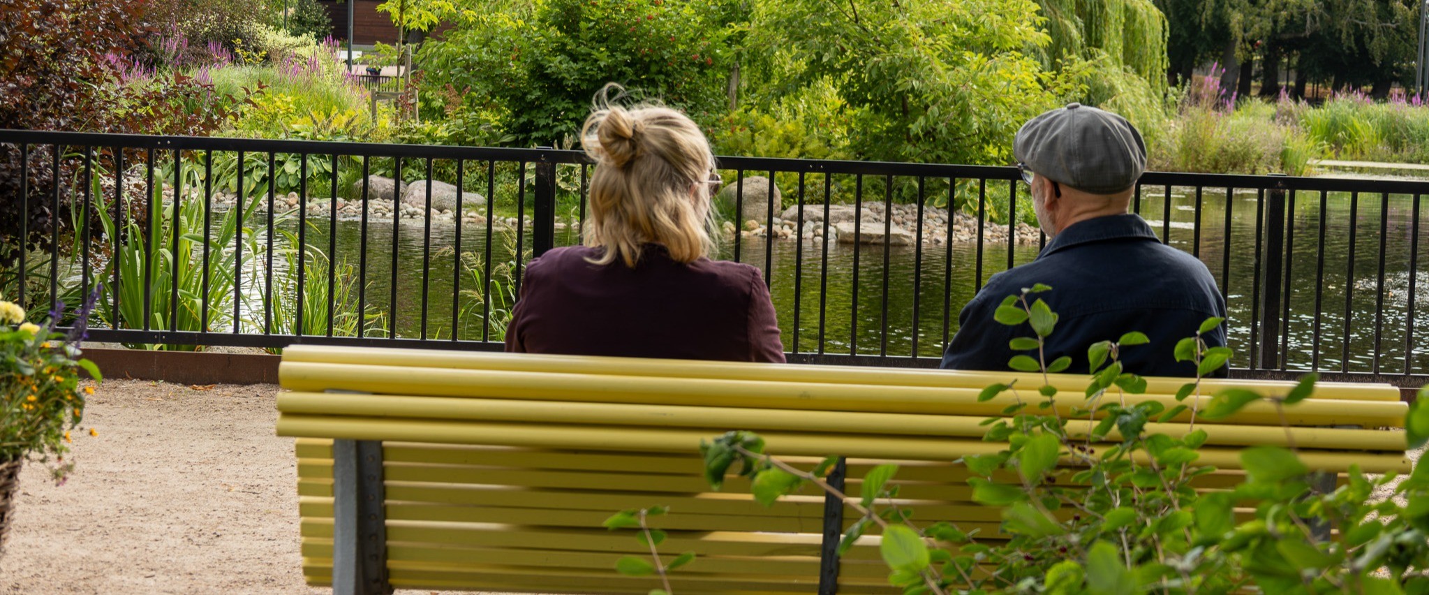 En man och en kvinna på vänskapsbänken i Tivoliparken