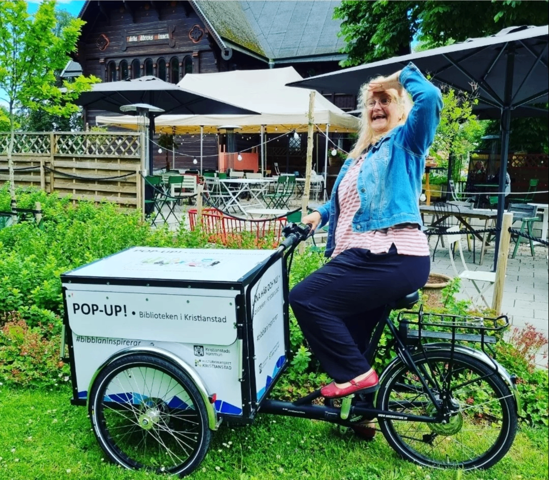 En lådcykel med en bibliotekarie i Tivoliparken.