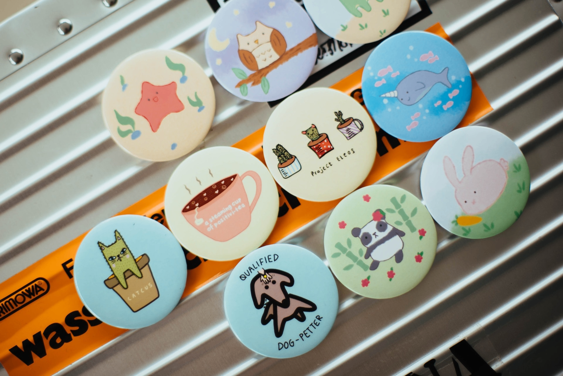 Pins med barnmotiv på en metallskena