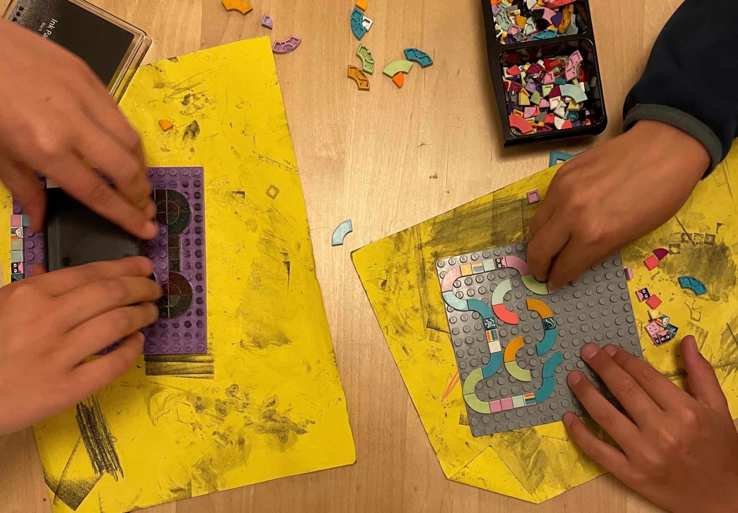 Händer som skapar legotryck