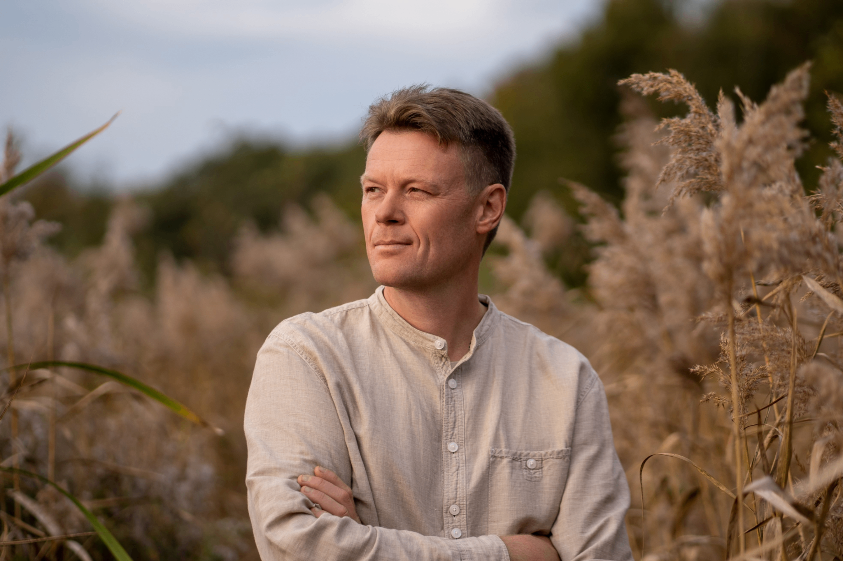 Niklas Kämpargård ute på ett fält