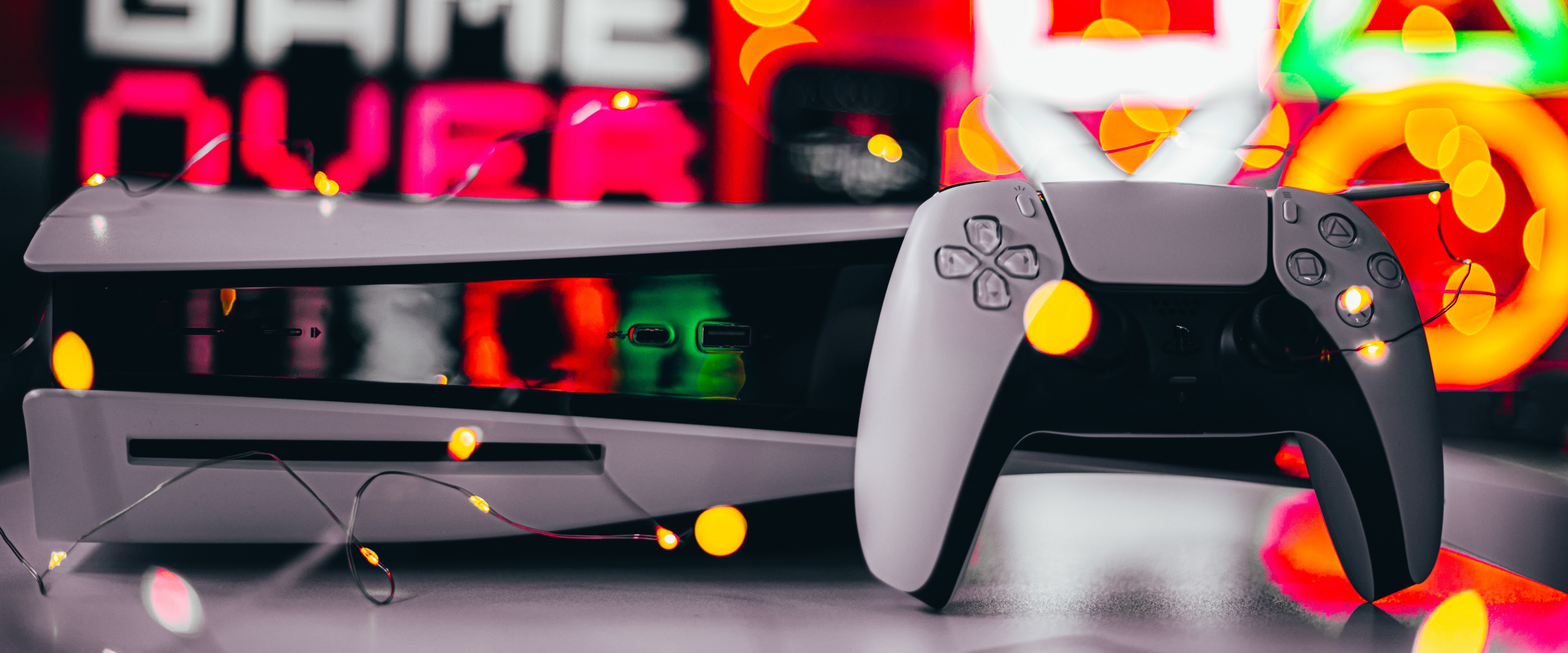 Spelkonsol och handkontroll.