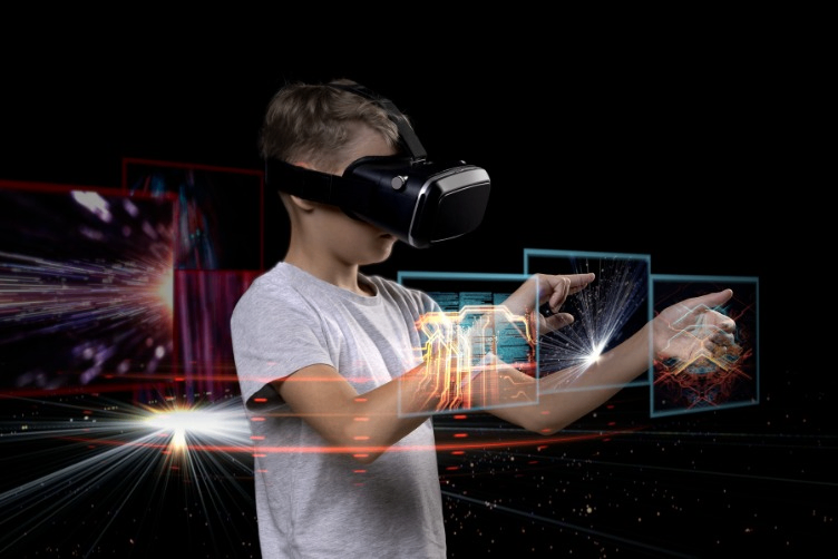 En pojke med VR-glasögon på sig.