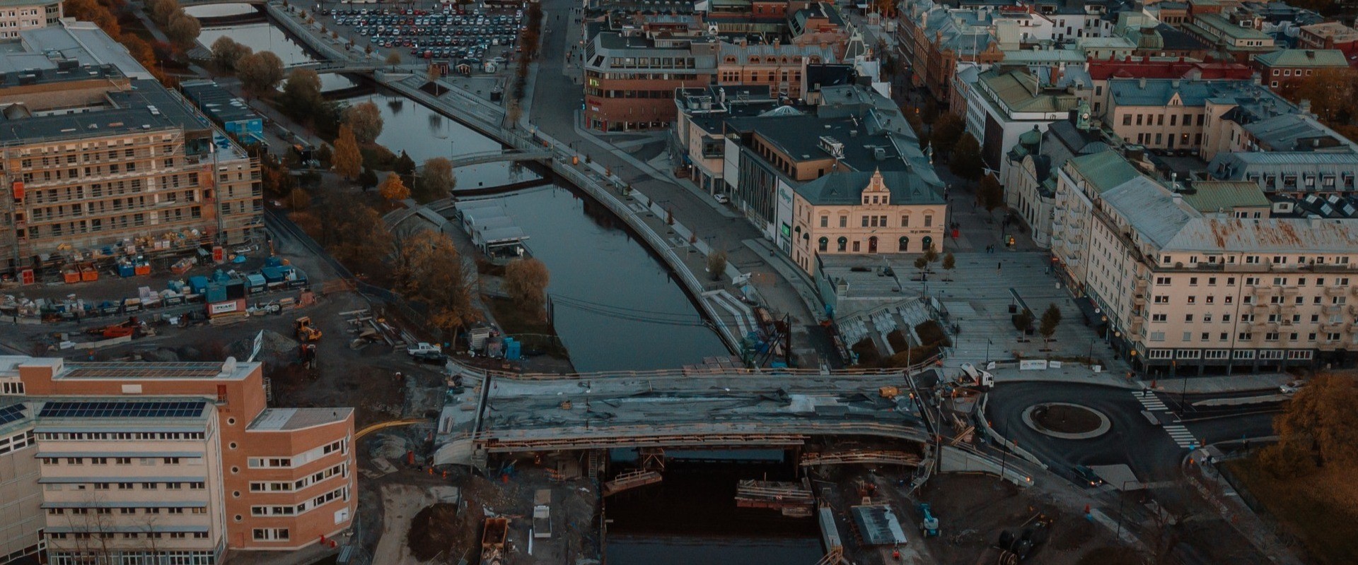 w-1920h-800-7020cb-Höst i Sundsvall, drönarbild över Selångersån, staden och Sundsvallsbron - stor (578571) (2).jpg