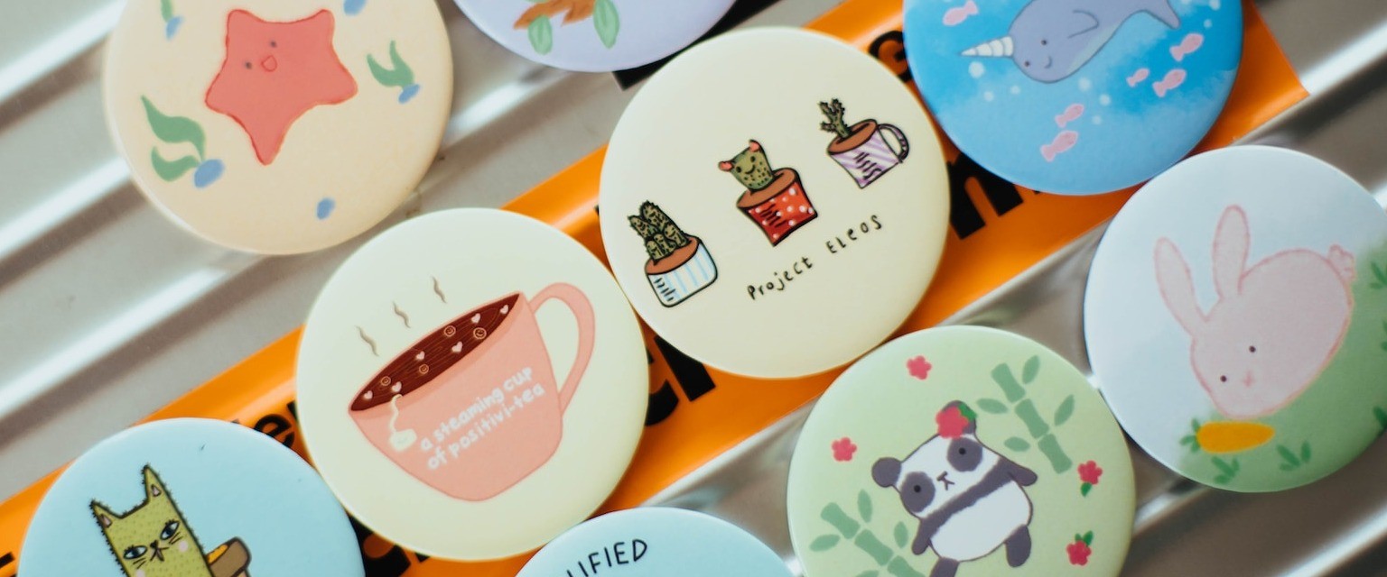 Pins med olika motiv