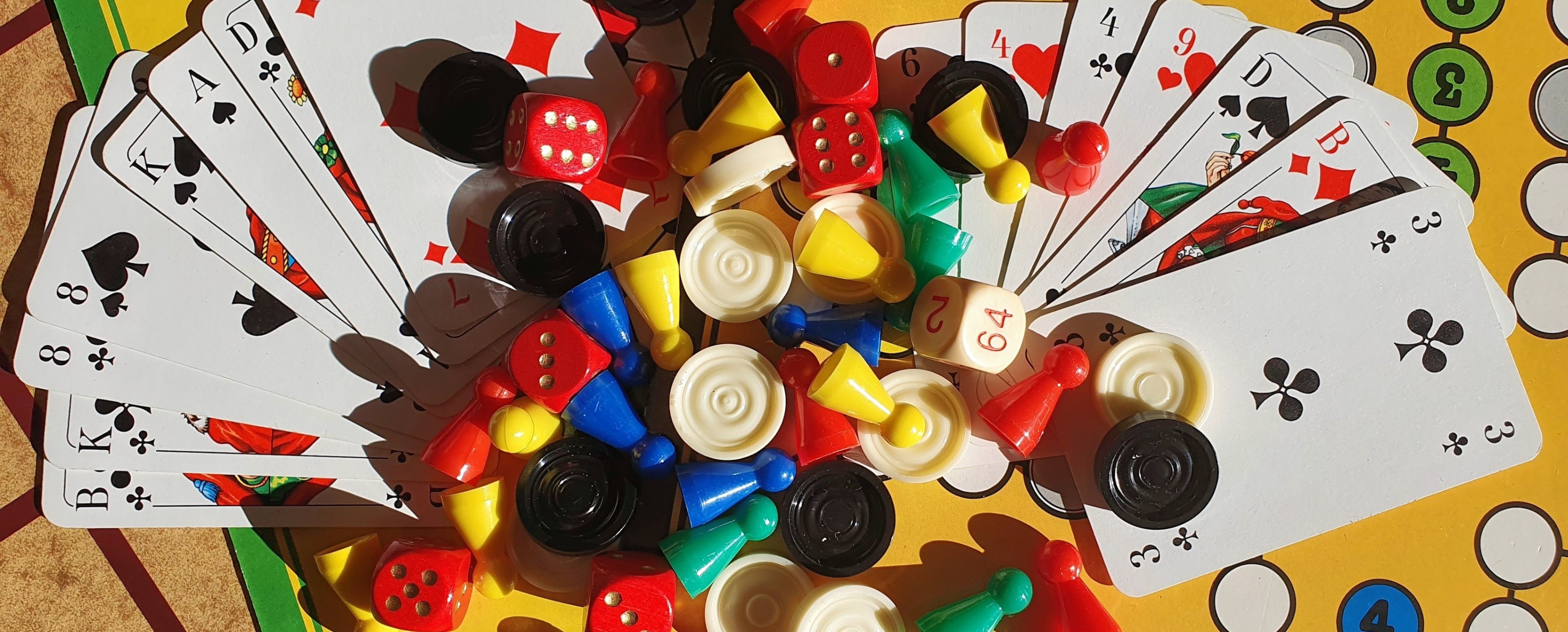 Spelkort och spelpjäser på ett brädspel