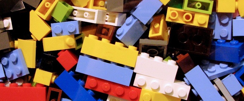 Legobitar i olika färger