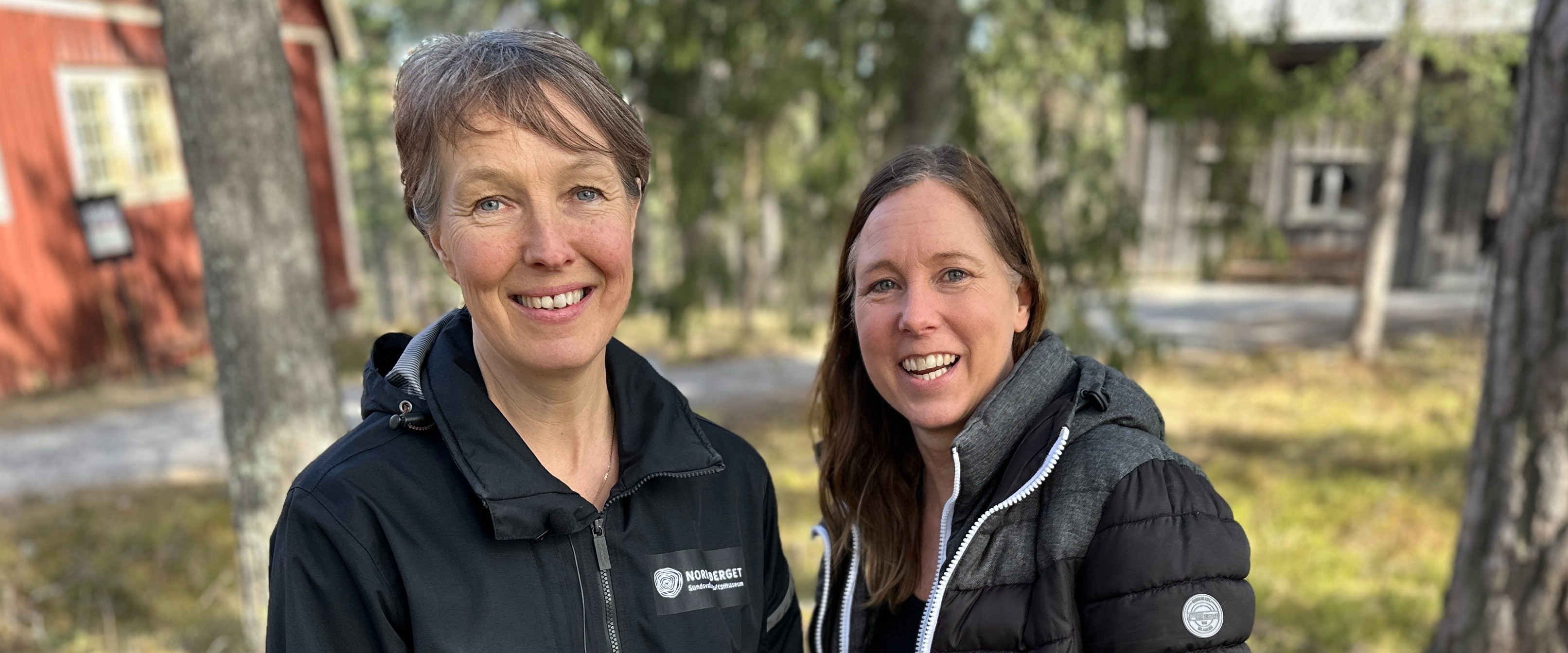 w-3225h-1344-14b89f-Jennie och Ulrika Norra berget.jpg