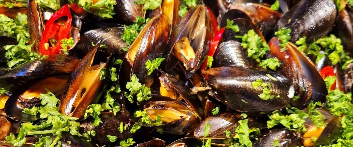 w-1228h-512-57c563-Musslor i kastrull.jpg